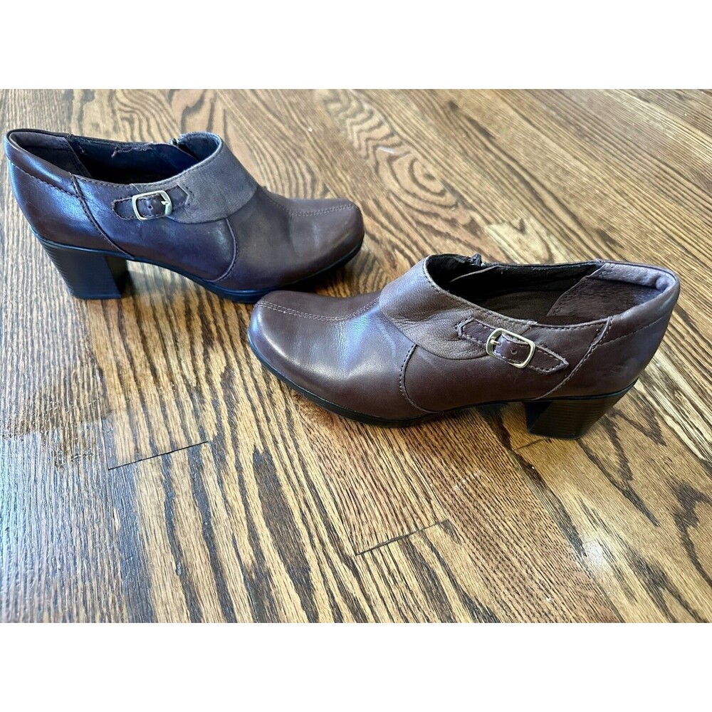 Clarks Bendables Woman Size 6.5 Bootie Slip On Leather Brown Block 2.5" Heel - Picture 4 of 7
